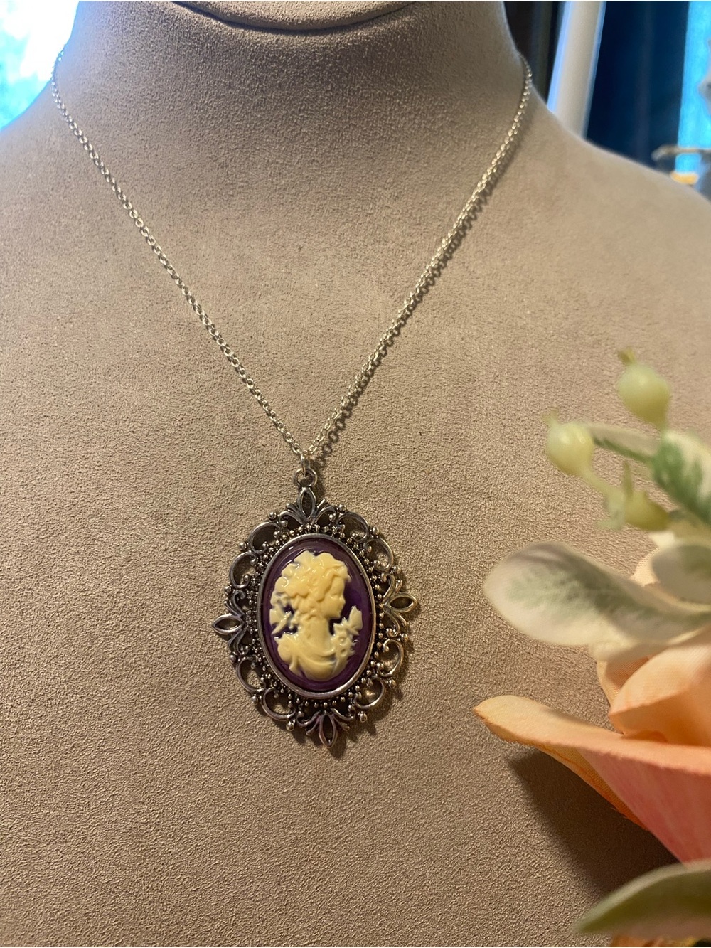 Vintage-Style Purple Cameo Pendant Necklace - Picture 2 of 4